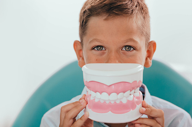 Se pueden colocar implantes dentales en niños